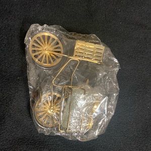 Salt and pepper shakers in gold with a bycycle stand